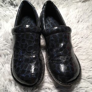 B. O. C. Faux Blue Crocodile Pattern Clogs Size W7